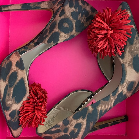 BETSY JOHNSON LEOPARD POM PUMPS - Picture 6 of 7